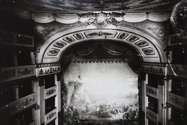 Bari, Piccinni: nel foyer esposta una rara e antica foto del teatro